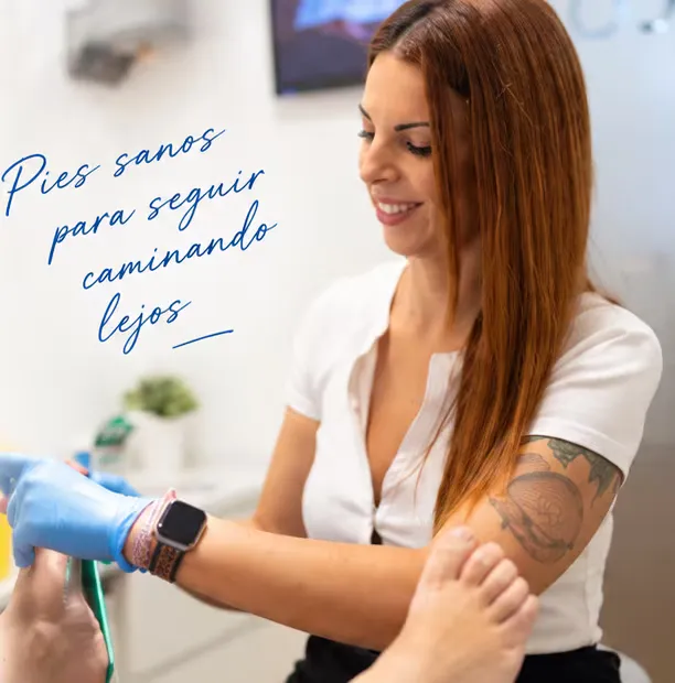 La Dra. Gisela Gómez López tratando el pie de un paciente en Centro Podológico Henao