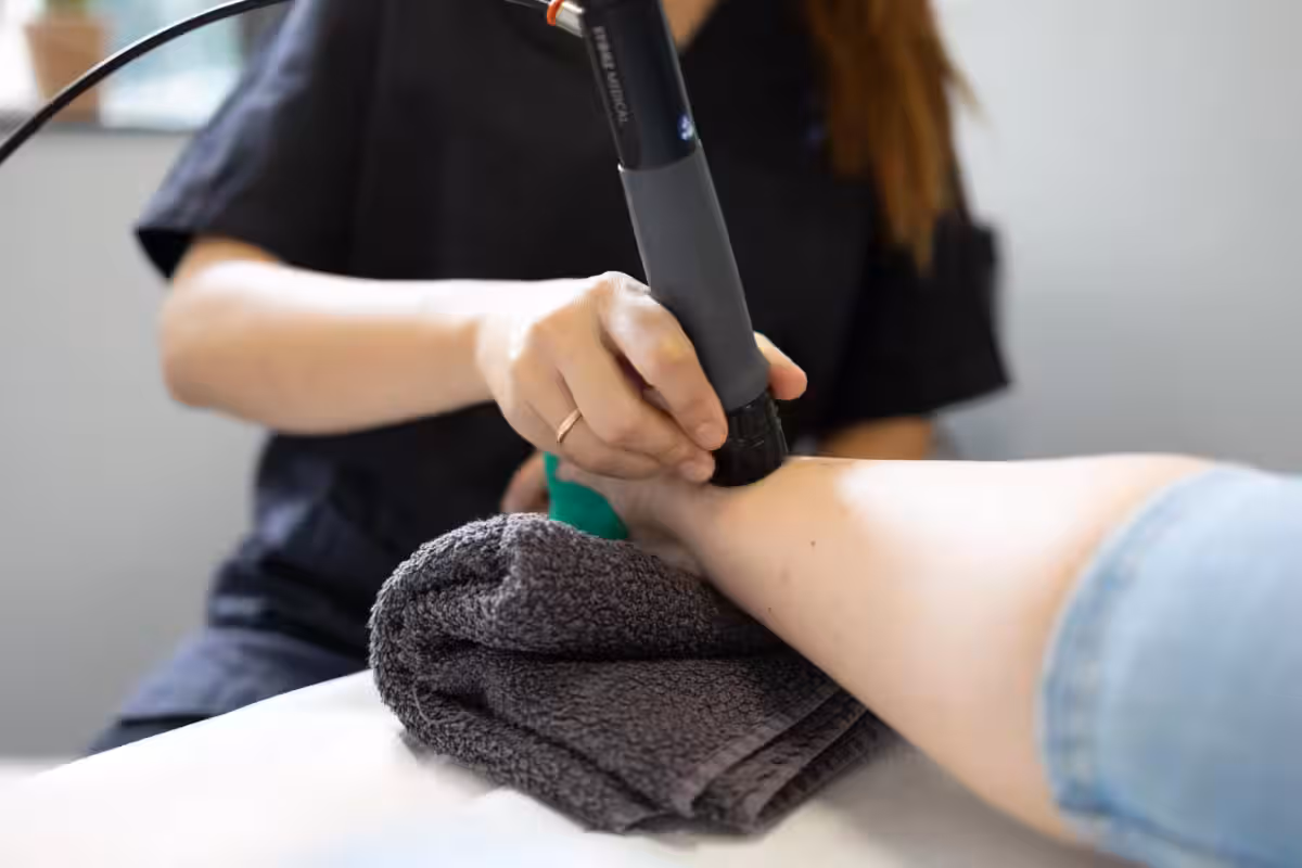 Sesión de ondas de choque en consulta de podología en Centro Podológico Henao Bilbao