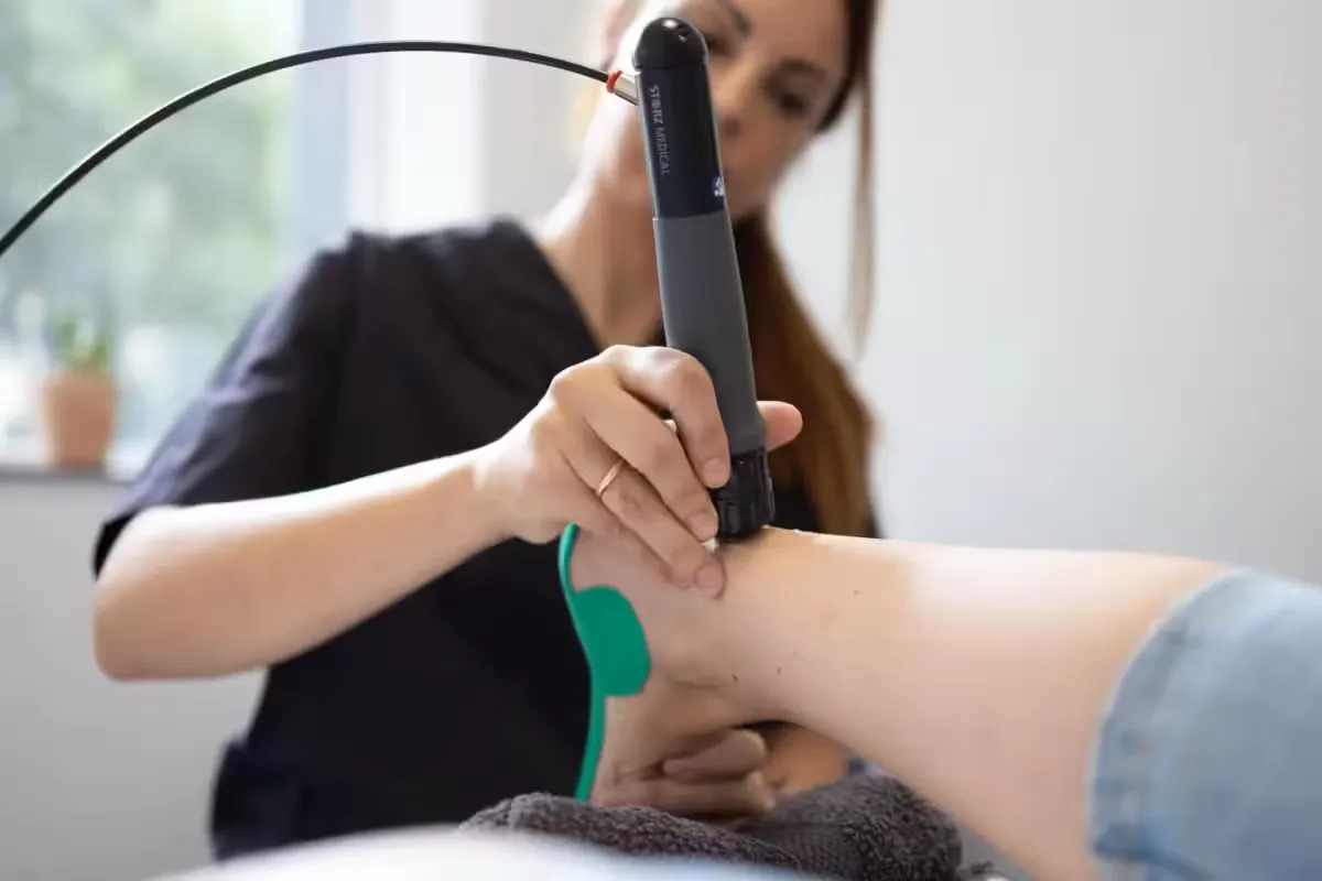 Sesión de ondas de choque en el tobillo y el talón en Centro Podológico Henao Bilbao