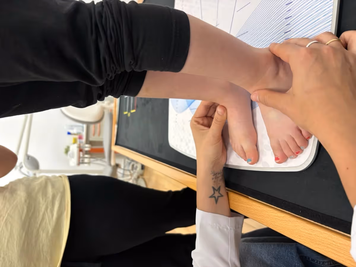 Dra. Gisela Gómez López explorando la movilidad articular del pie de un niño en Centro Podológico Henao Bilbao