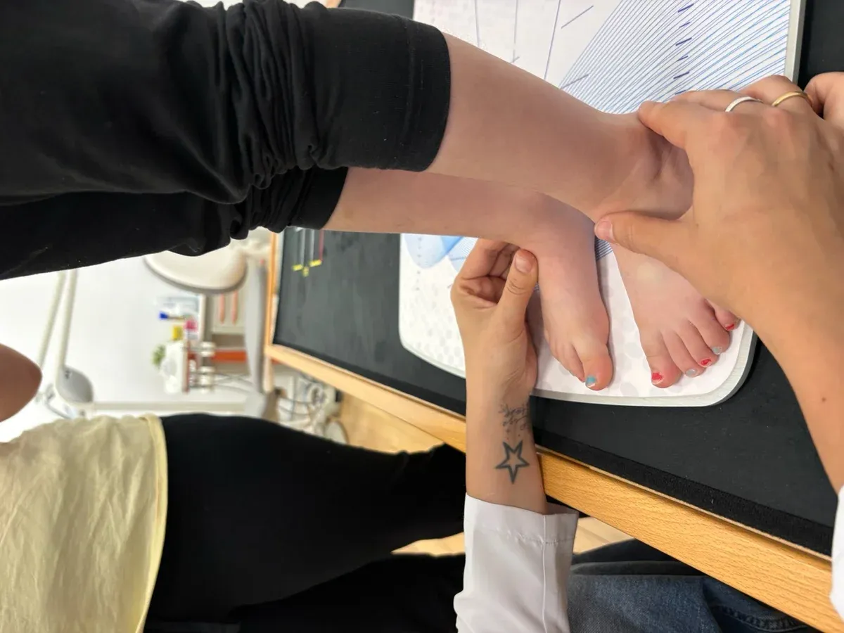 Dra. Gisela Gómez López explorando la movilidad articular del pie de un niño en Centro Podológico Henao Bilbao