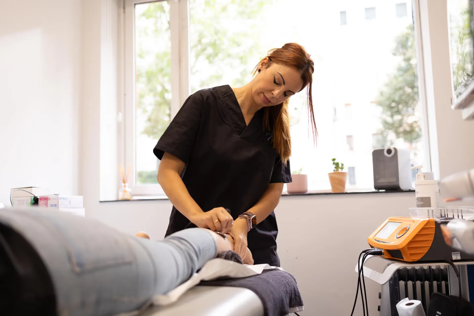 Podóloga aplicando tratamiento INDIBA de radiofrecuencia en pie de paciente en Centro Podológico Henao Bilbao