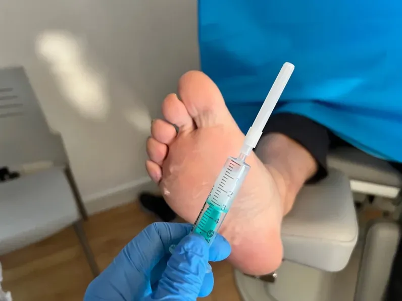 Infiltración ecoguiada: la Dra. Gisela realizando técnica de precisión con control ecográfico en Centro Podológico Henao