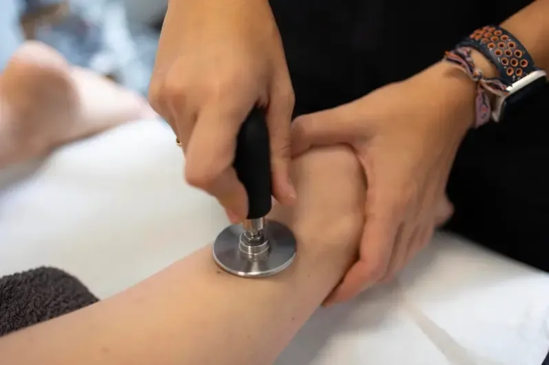 Tratamiento invasivo para fascitis plantar con electrolisis percutánea