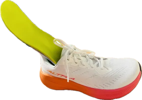 Plantilla ortopédica junto a zapatilla deportiva compatible