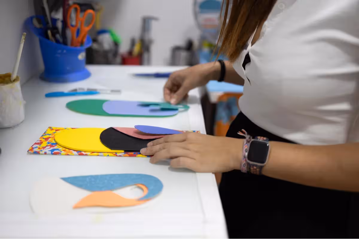 Fabricación a mano de plantillas personalizadas en el taller de Centro Podológico Henao Bilbao