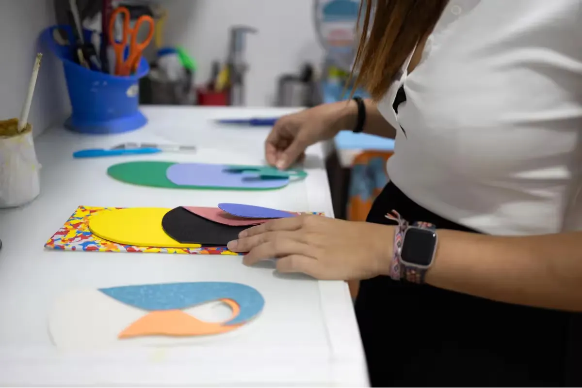Fabricación a mano de plantillas personalizadas en el taller de Centro Podológico Henao Bilbao
