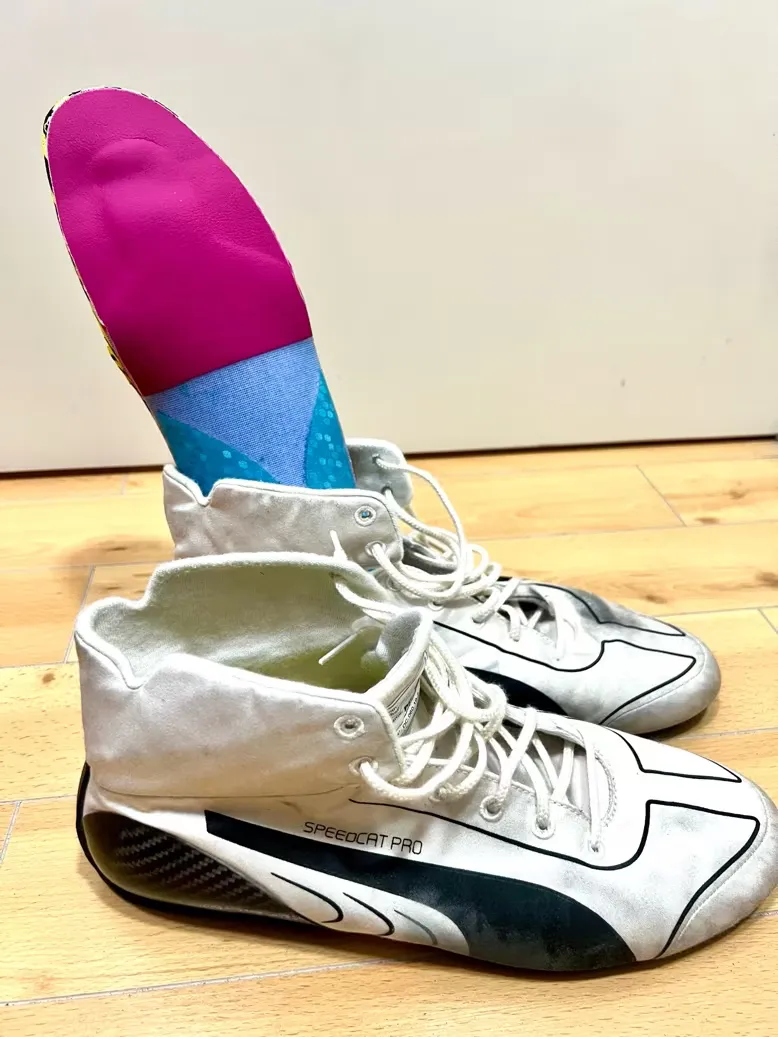 Botas de competición de automovilismo junto a la plantilla Motorsport personalizada