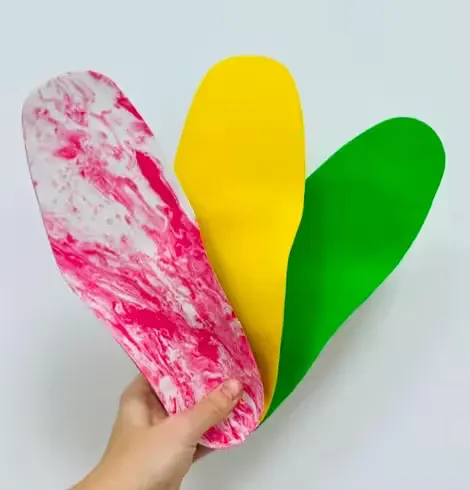Tres plantillas ortopédicas personalizadas de colores fabricadas a medida en Centro Podológico Henao