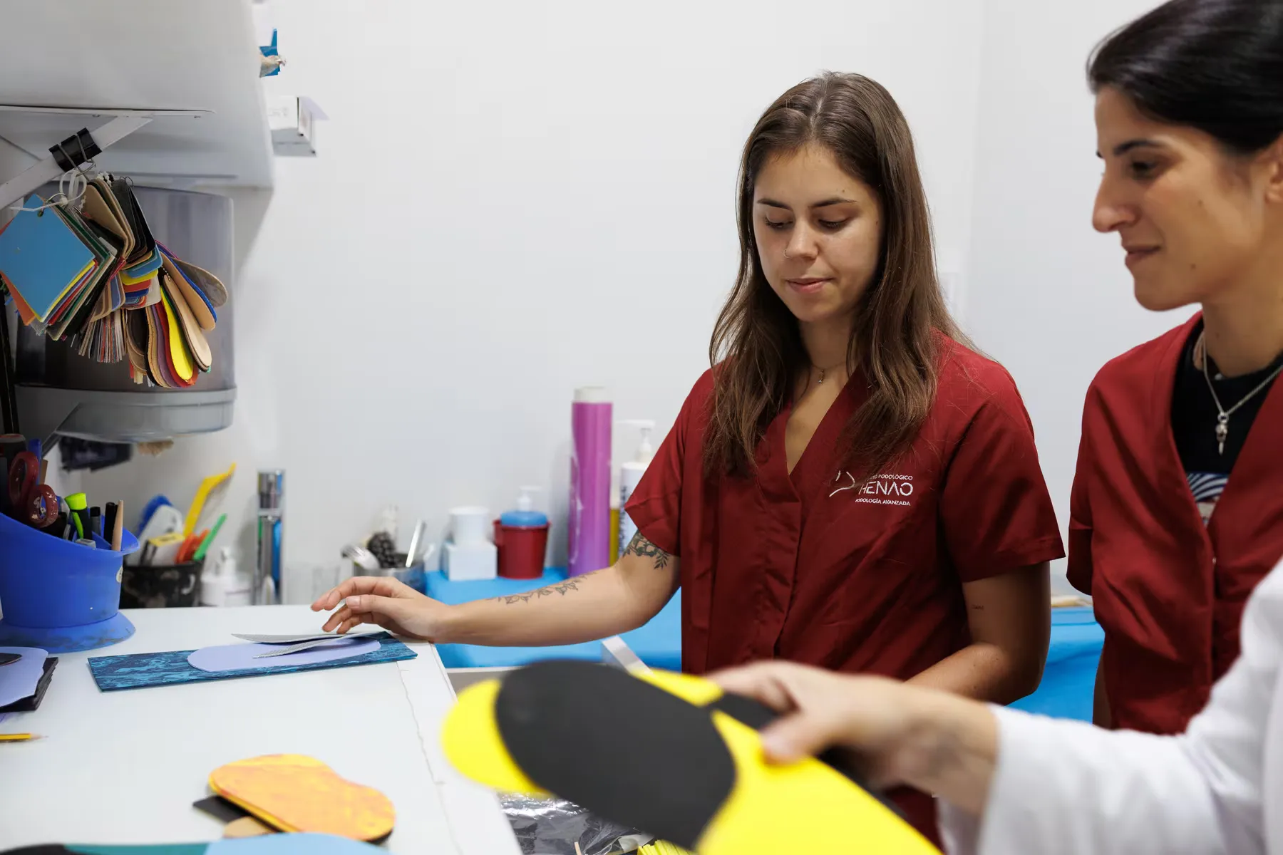 Las podólogas Eneritz Alonso Blanco y Elena Hernández fabricando plantillas personalizadas en el taller de Centro Podológico Henao