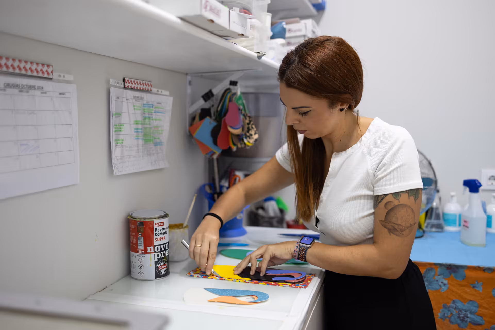 Plantillas podológicas personalizadas fabricadas a medida junto a plataforma de presiones para estudio biomecánico