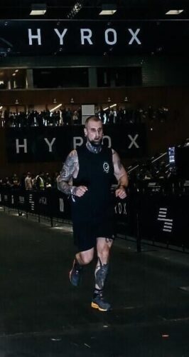 Deportista corriendo en competición HYROX Bilbao sin dolor lateral de cadera tras estudio biomecánico y plantillas personalizadas en Centro Podológico Henao