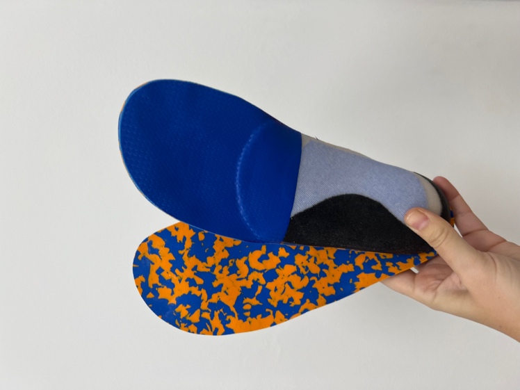 Plantilla deportiva personalizada mostrando capas de diferentes materiales para running y deporte