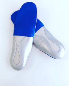 Plantillas podológicas personalizadas para tratamiento de fasciopatía plantar crónica fabricadas en Centro Podológico Henao Bilbao